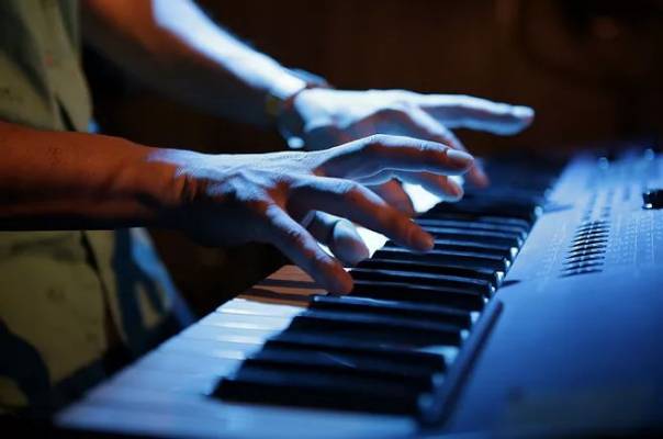 Keyboardlehrer MUZ - Musikunterricht Zuhause