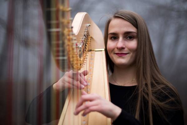 Musiklehrer Zsofia Kiss Harfenunterricht